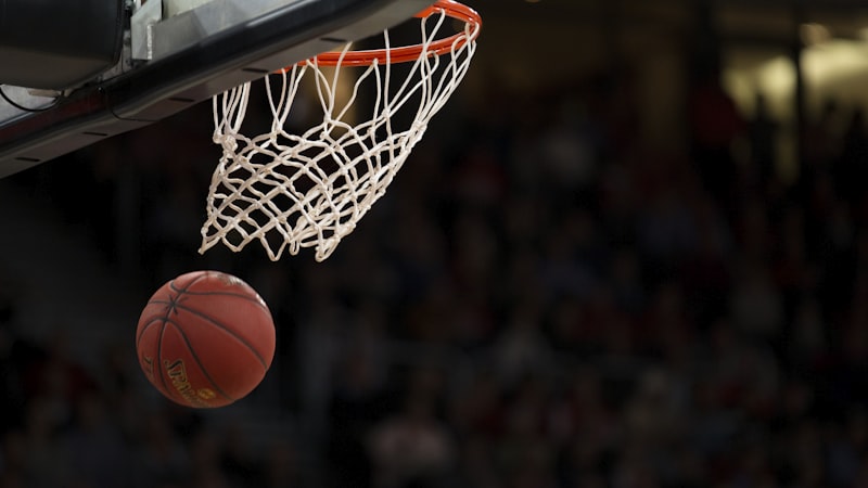 美国职业篮球联赛NBA比赛中球员高高跃起扣篮的精彩瞬间